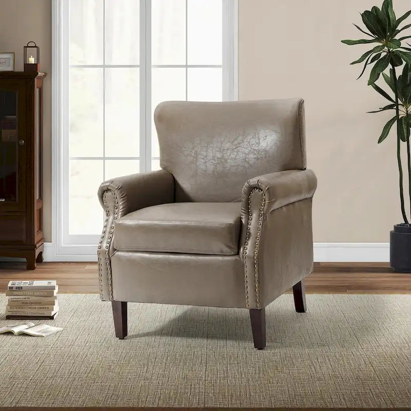 Fauteuil en cuir de transition Levi avec clous et accoudoirs arrondis